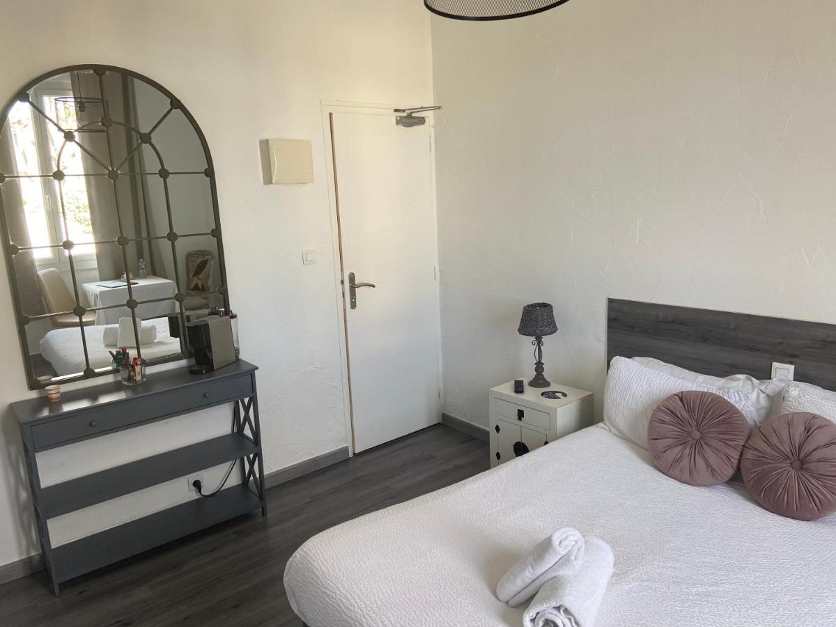 Hotel Restaurant La Plage Port-Saint-Louis-du-Rhone Ngoại thất bức ảnh